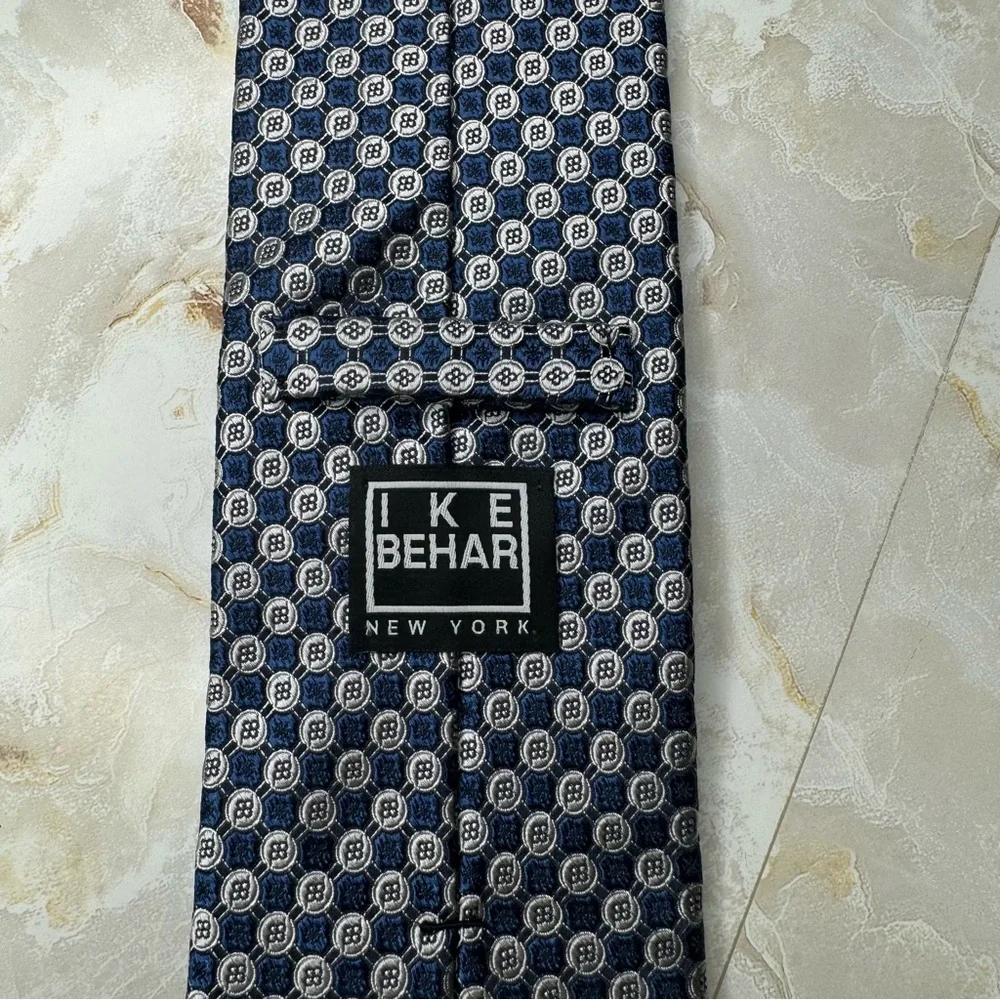 IKE Behar 100% Silk Men's‎ Tie 3 1/2